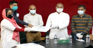 করোনাভাইরাস মোকাবেলায় কলাপাড়ায় স্বাস্থ্যকর্মীদের মাঝে উপকরণ সামগ্রি বিতরণ