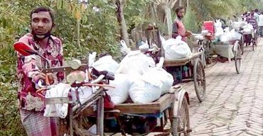 ঘরে থাকা গরীব ও দুস্থ্য আড়াই হাজার পরিবারের পাশে ড. ফরিদুল ইসলাম