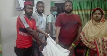 পটুয়াখালীর গলাচিপা পৌরমেয়রের ত্রাণ বিতরণ