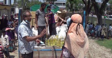কম আয়ের মানুষের জন্য ঝিনাইদহে অল্প দামে টিসিবির পন্য বিক্রি
