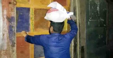 রাতের আধারে কর্মহীন অসহায় প্রতিটি বাড়িতে খাদ্য নিয়ে যাচ্ছেন ড্রিম এইড ফাউন্ডেশন