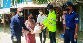 রাঙ্গাবালীতে রাখাইনদের মাঝে খাদ্যসামগ্রী বিতরণ