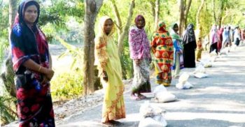 রাঙ্গাবালীতে কর্মহীন দুস্থদের ত্রাণ দিল নয়াভাংগুনী কল্যাণ ট্রাস্ট