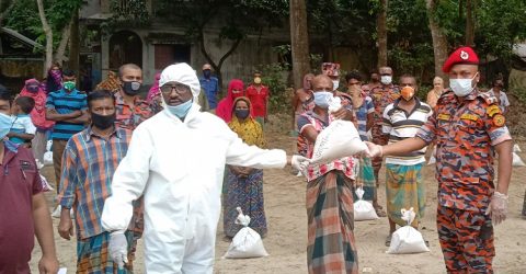 ১শ অসহায় পরিবারের মাঝে খাদ্যসামগ্রী বিতরণ করেন: বেনাপোল ফায়ার সার্ভিস