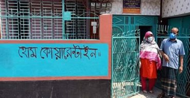 চাঁপাইনবাবগঞ্জে অন্য জেলা থেকে আগতদের বাড়িতে ‘হোম কোয়ারেন্টাইন’ লিখে দিচ্ছে পুলিশ