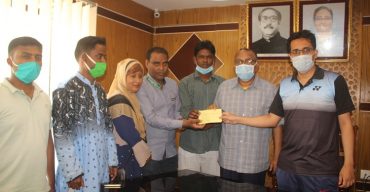 খানসামা প্রেসক্লাবের পক্ষ থেকে উপজেলা ত্রান তহবিলে আর্থিক সহায়তা প্রদান