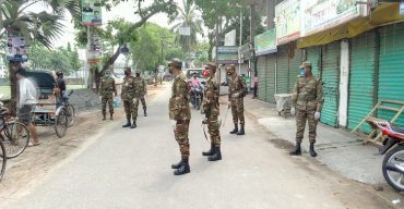 সামাজিক দুরত্ব নিশ্চিতে দশমিনায় সেনা সদস্যের টহল ও স্প্রে