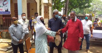 ঝিনাইদহে মসজিদের ইমাম ও মুয়াজ্জিনদের মাঝে চাল ও ইফতার সামগ্রী বিতরণ
