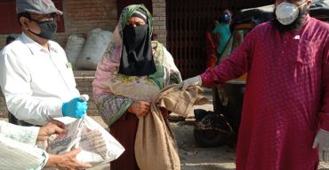 হরিণাকুন্ডুতে বাড়ি বাড়ি গিয়ে খাদ্যসামগ্রী বিতরণ