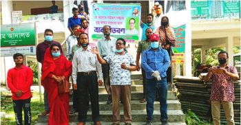 বাউফলে করোনা প্রতিরোধে আওয়ামীলীগের খাদ্য বিতরন