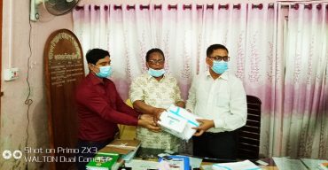 বাউফল হাসপাতালে ব্যক্তি উদ্যোগে পিপিই ও সার্জিক্যাল মাস্ক হস্তান্তর