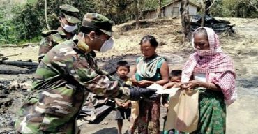 দূর্গম পাহাড়ে অগ্নিকাণ্ডে ক্ষতিগ্রস্তদের পাশে আলীকদম জোন কমান্ডার