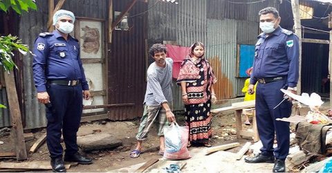 শুধু নিরাপত্তা দ্বায়িত্বেই নয়।। কর্মহীনদের বাড়ি বাড়ি গিয়ে খাদ্য সামগ্রী পৌঁছে দিচ্ছে পুলিশ