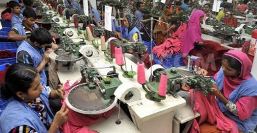 করোনা ঝুঁকির মধ্যেই সীমিত আকারে খুলছে গার্মেন্ট কারখানা