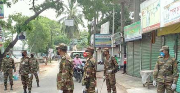 দশমিনায় সামাজিক দূরত্ব নিশ্চিতে সেনা সদস্যের টহল ও স্প্রে