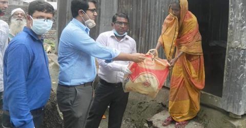 গলাচিপায় আবাসন প্রকল্পের হত দরিদ্রদের ঘরে ঘরে গিয়ে খাদ্য সামগ্রী পৌছে দিলেন উপজেলা চেয়ারম্যান – শাহিন শাহ