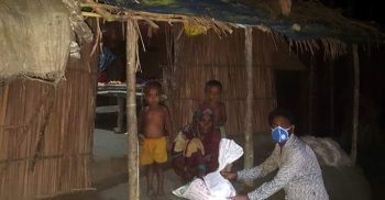 অসহায় পরিবারের মাঝে সানু মৃধা-কহিনুর বেগম ফাউন্ডেশন এর খাদ্যসামগ্রী বিতরণ