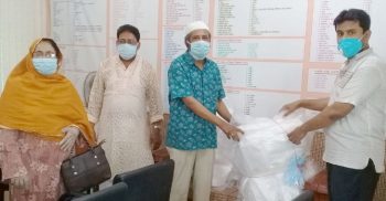 বাগেরহাটের মোরেলগঞ্জে চিকিৎসক-স্বাস্থ্যকর্মীদের জন্য পিপিই ও মাস্ক দিল লন্ডন প্রবাসী