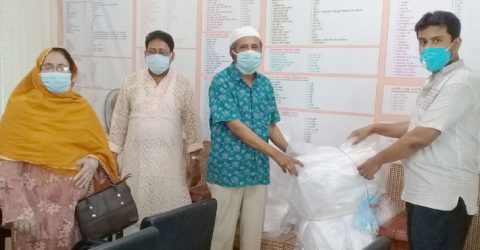 বাগেরহাটের মোরেলগঞ্জে চিকিৎসক-স্বাস্থ্যকর্মীদের জন্য পিপিই ও মাস্ক দিল লন্ডন প্রবাসী