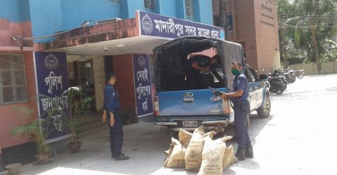 মাদারীপুরের কুনিয়া ইউনিয়ন থেকে সরকারী ৮ বস্তা চাল উদ্ধার