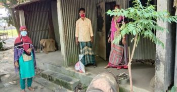 পটুয়াখালীর দশমিনায় ইউএনও’র খাদ্য সামগ্রী বিতরন