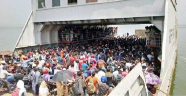 পাটুরিয়ায় হাজার হাজার ঢাকামুখী মানুষের ঢল