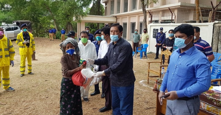 বান্দরবানে হতদরিদ্রদের মাঝে খাদ্য সামগ্রী বিতরণ করেন পার্বত্য মন্ত্রী