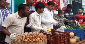 আত্রাইয়ে কর্মহীন মানুষের  মাঝে ছাত্র লীগের সবজি বিতরণ