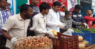 আত্রাইয়ে কর্মহীন মানুষের  মাঝে ছাত্র লীগের সবজি বিতরণ