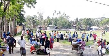 ডামুড্যায় সামাজিক দূরত্ব বজায় রেখে চলছে বাজার