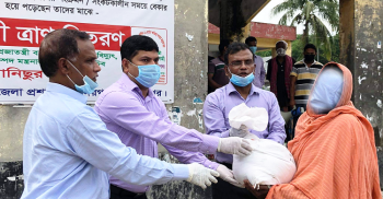শরীয়তপুরের ভেদরগঞ্জে খাদ্য সামগ্রী  বিতরণ : সচিব আনিছুর রহমান