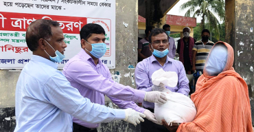 শরীয়তপুরের ভেদরগঞ্জে খাদ্য সামগ্রী  বিতরণ : সচিব আনিছুর রহমান