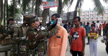কুয়াকাটায় সেনাবাহিনীর মাক্স ও সাবান বিতরণ