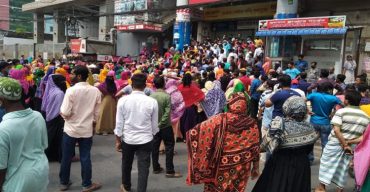 রাজধানীর বাড্ডায় বকেয়া বেতনের দাবিতে গার্মেন্টস শ্রমিকদের বিক্ষোভ