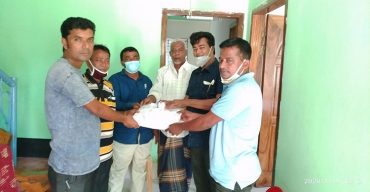 করোনা মোকাবেলা পটুয়াখালীর দশমিনায় সংবাদকর্মীকে পিপিই প্রদান