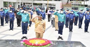 বঙ্গবন্ধুর প্রতিকৃতিতে নতুন আইজিপি বেনজীর আহমেদর শ্রদ্ধা