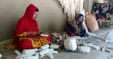 করোনা: ঝিনাইদহে বিয়ে ও নববর্ষের অনুষ্ঠান বন্ধ, ফুল নিয়ে হতাশায় সোলা শিল্পের শ্রমিকরা!