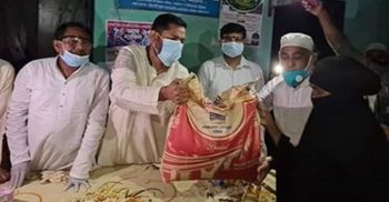 লোকসমাগম নয় বাড়ি বাড়ি গিয়ে ত্রাণ দিলেন এমপি শাহজাদা