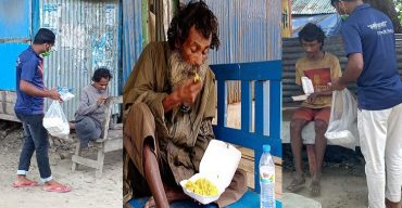 কুয়াকাটায় মানসিক ভারসাম্যহীন মানুষের খাবার তুলে দিচ্ছেন “জন্মভূমি কুয়াকাটা গ্রুপ”