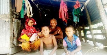 রাজাপুরে ভিক্ষুক অন্ধ মা ও পঙ্গু বাবার সংসারে ৪ সন্তারের অনাহারি জীবন!