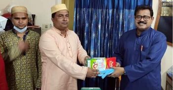 নওগাঁর রাণীনগরে লক ডাউন পরিবারের পাশে সাংসদ: সুরক্ষা সরঞ্জাম বিতরন