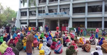 শিক্ষার্থীদের জেলা প্রশাসকের তহবিলে আর্থিক সাহায্য প্রদান