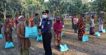 শারীরিক দূরত্ব বজায় রেখে খাবার বিতরণে উদাহরণ সৃষ্টি করলেন ঝিনাইদহ পুলিশ সুপার হাসানুজ্জামান পিপিএম