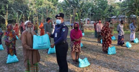 শারীরিক দূরত্ব বজায় রেখে খাবার বিতরণে উদাহরণ সৃষ্টি করলেন ঝিনাইদহ পুলিশ সুপার হাসানুজ্জামান পিপিএম