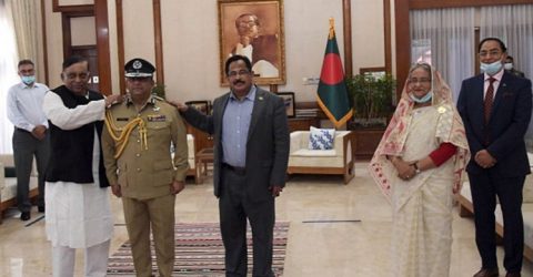 গণভবনে ব্যাজ পরানো হলো নতুন আইজিপি বেনজীর আহমেদকে