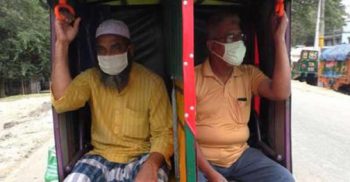 ঝিনাইদহ সড়কে সামাজিক দূরত্ব বজায় রাখতে অভিনব ইজিবাইক