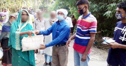 শৈলকুপায় ৫০০ পরিবারের মাঝে বিএনপি নেতার ত্রান বিতরণ