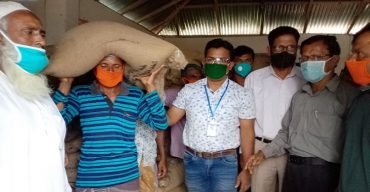 গলাচিপায় ৬শ’ জেলের মাঝে চাল ও মাস্ক বিতরণ