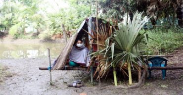 কোয়ারেন্টাইনের নামে নারী স্বাস্থ্যকর্মীকে পুকুরে ঝুপড়িঘরে রাখলেন এলাকাবাসী