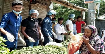 ওরা গরিবের দুঃখ বুইজ্জা পাশে দাড়াইছে